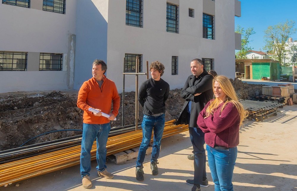 Juan Andreotti recorrió el avance de obra de 92 viviendas reactivadas por el Municipio
