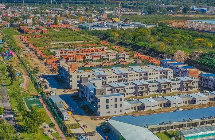 Juan Andreotti recorrió el avance de obra de 92 viviendas reactivadas por el Municipio