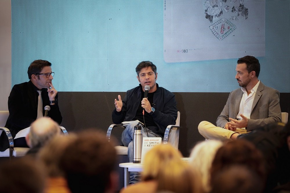 Kicillof presentó “De Smith a Keynes” en la Feria Internacional del Libro