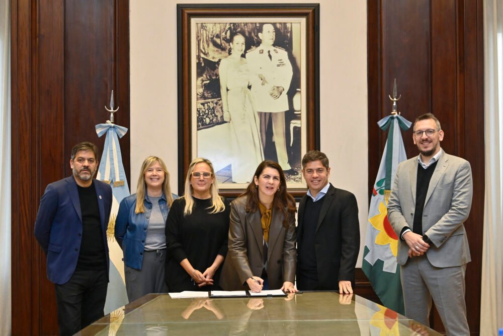 Kicillof y Cuattromo firmaron convenios con municipios para la compra de bienes de capital
