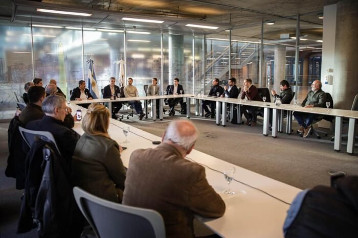 La Ciudad ordena las aplicaciones de viaje y moderniza el sistema de taxis