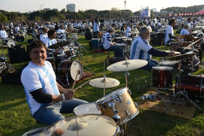 La Ciudad: Frente a una multitud, más de 500 bateristas tocaron en Buenos Aires
