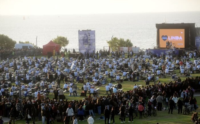 La Ciudad: Frente a una multitud, más de 500 bateristas tocaron en Buenos Aires