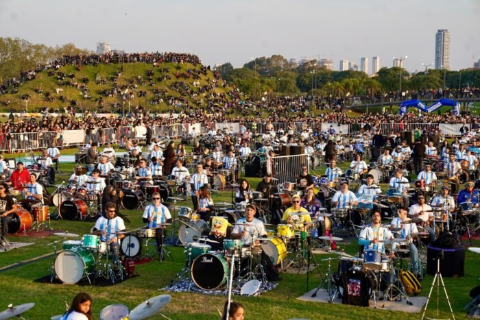 La Ciudad: Frente a una multitud, más de 500 bateristas tocaron en Buenos Aires
