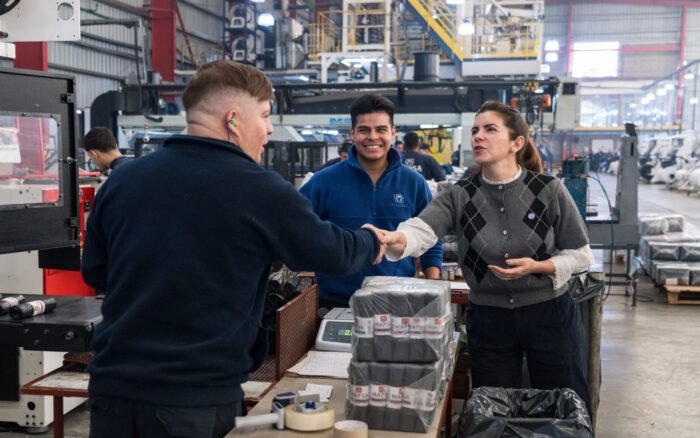 Mariel Fernández recorrió espacios cooperativos e industriales de Cañuelas