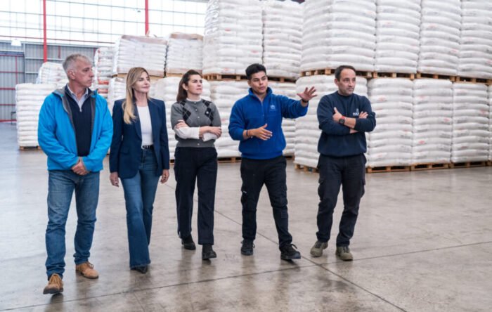 Mariel Fernández recorrió espacios cooperativos e industriales de Cañuelas