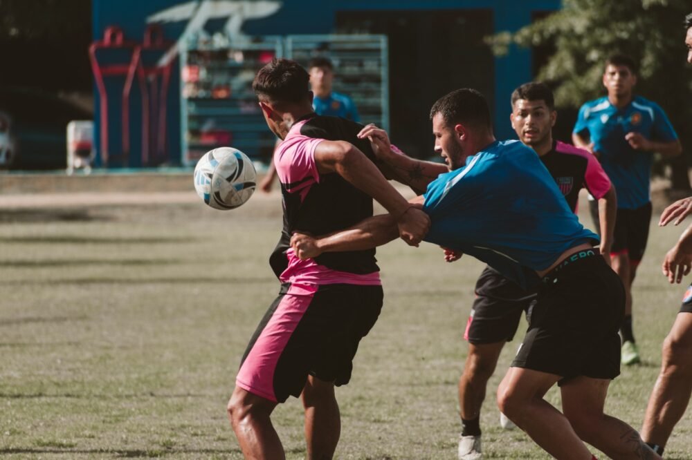Más de 100 futbolistas anotados para las pruebas de Atlético Escobar