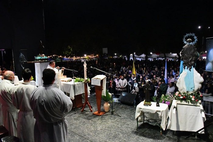 Miles de personas participaron de la celebración del Señor de los Milagros de Mailín