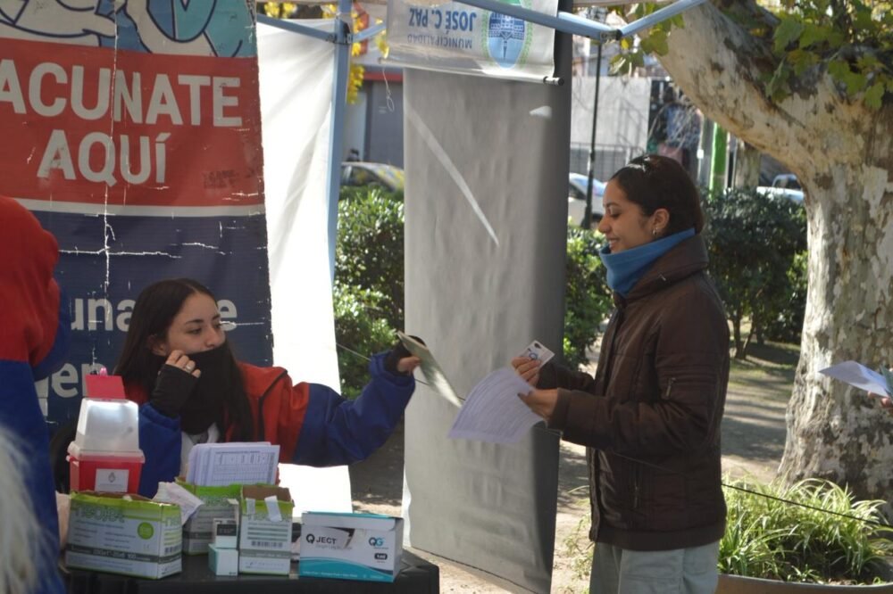 Operativos sociosanitarios en la plaza Manuel Belgrano de José C. Paz