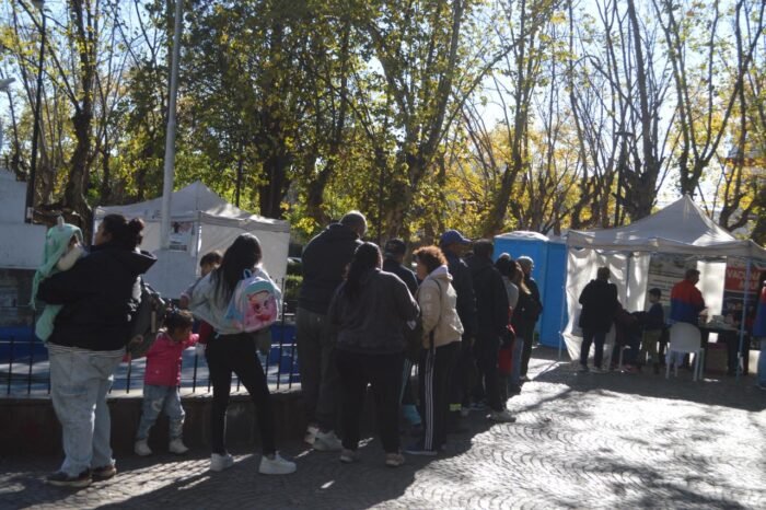 Operativos sociosanitarios en la plaza Manuel Belgrano de José C. Paz