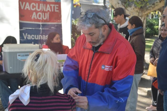 Operativos sociosanitarios en la plaza Manuel Belgrano de José C. Paz