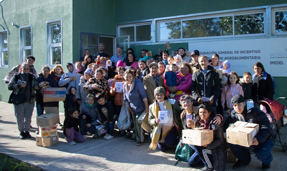 Seguridad alimentaria: 100 familias de Moreno recibieron pollitas ponedoras