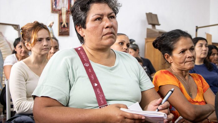 Seguridad alimentaria: 100 familias de Moreno recibieron pollitas ponedoras