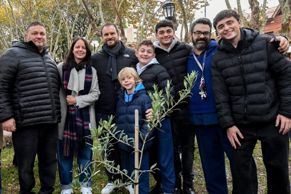 Vicente López plantó un nuevo olivo en la Plaza Vicente López y Planes como símbolo de paz