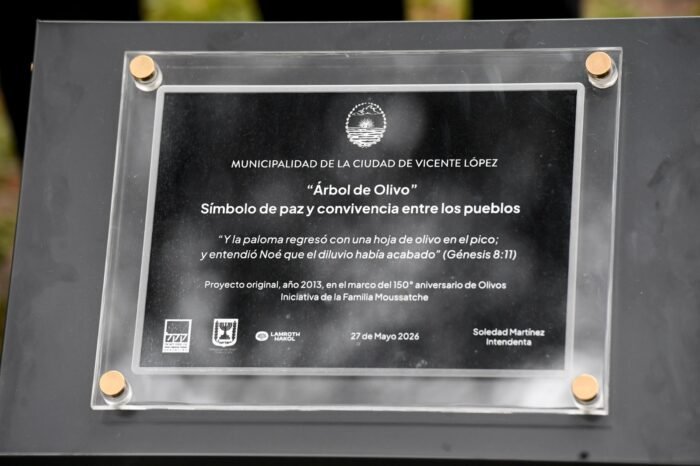 Vicente López plantó un nuevo olivo en la Plaza Vicente López y Planes como símbolo de paz