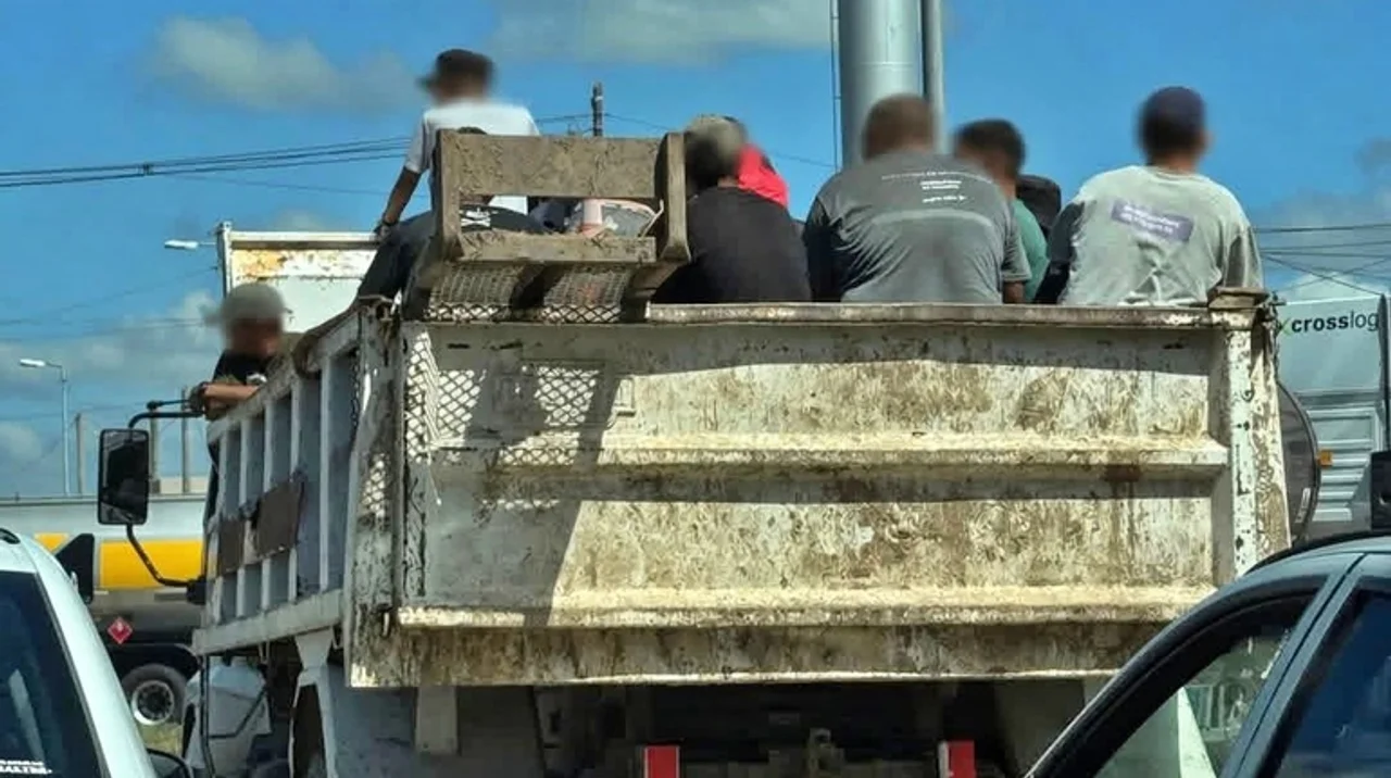 Campana de Miseria: denuncian que los trabajadores viajan  “como vacas”.