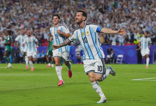 Argentina a todo Messi arranco el mundial ganando claramente a Argelia