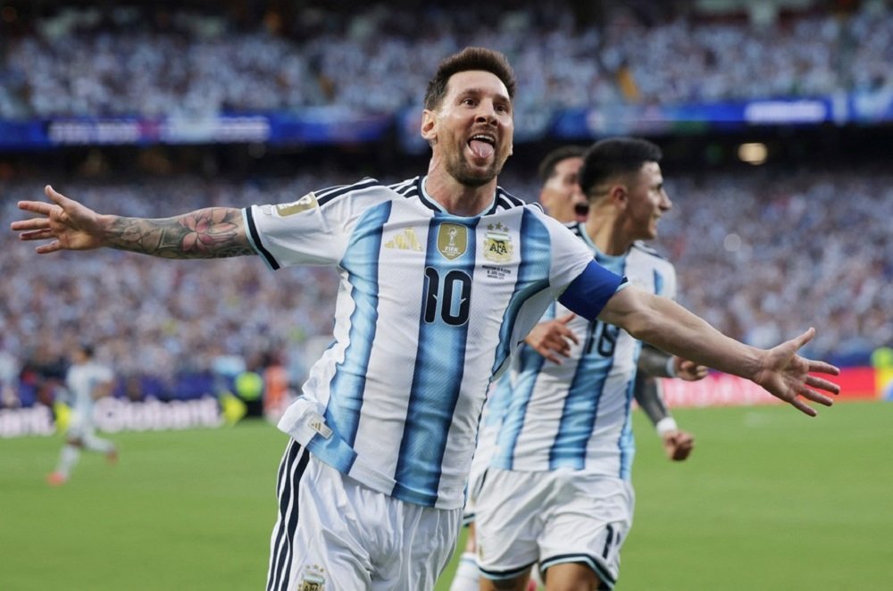 Argentina a todo Messi arranco el mundial ganando claramente a Argelia
