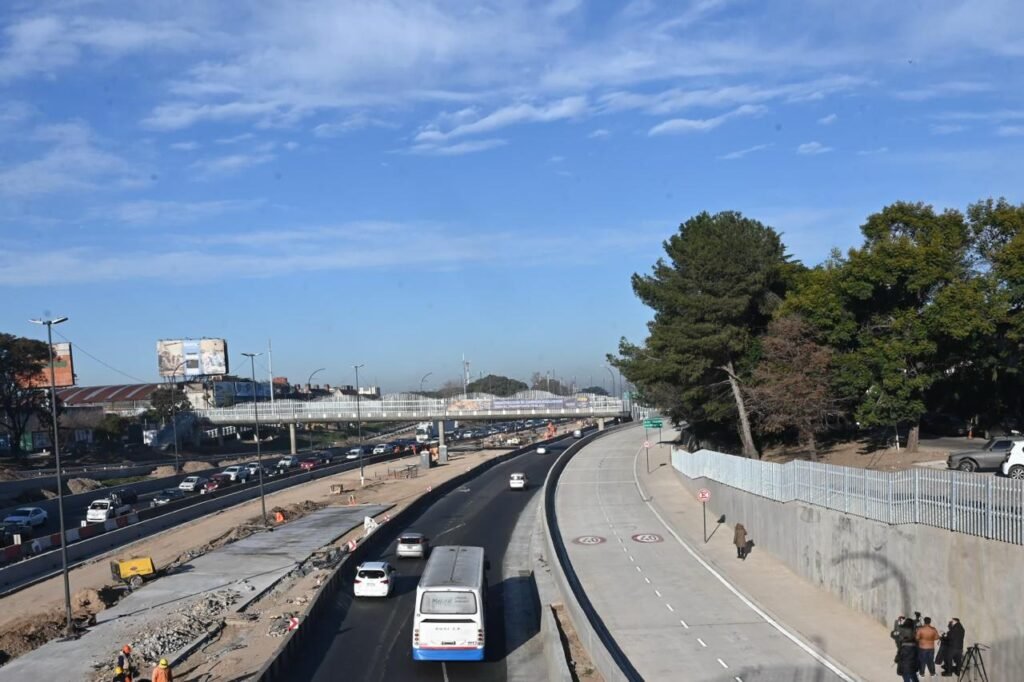 Avanza la nueva Autopista Dellepiane la Ciudad construyó cuatro puentes y habilitó la colectora Norte