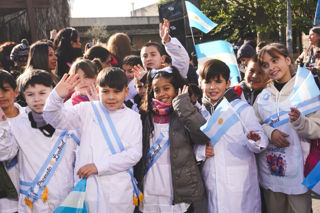 Día de la Bandera: Alumnos de José C. Paz realizaron sus promesas de lealtad a la bandera