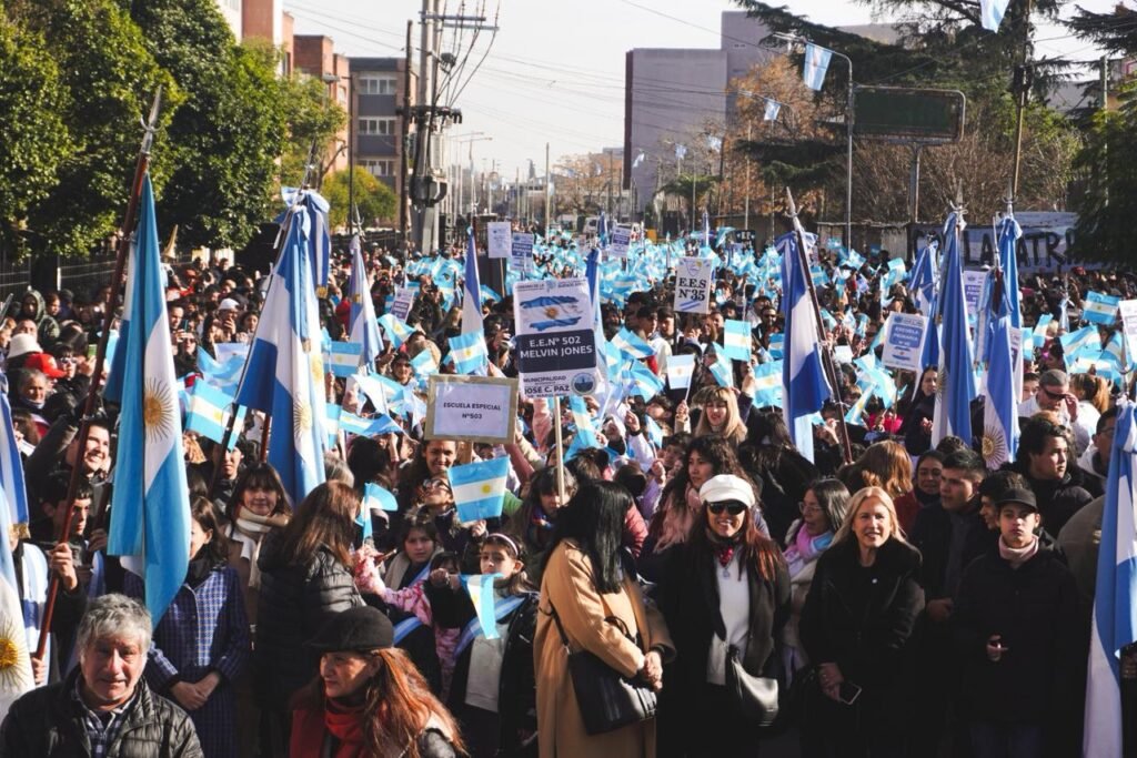 Día de la Bandera: Alumnos de José C. Paz realizaron sus promesas de lealtad a la bandera