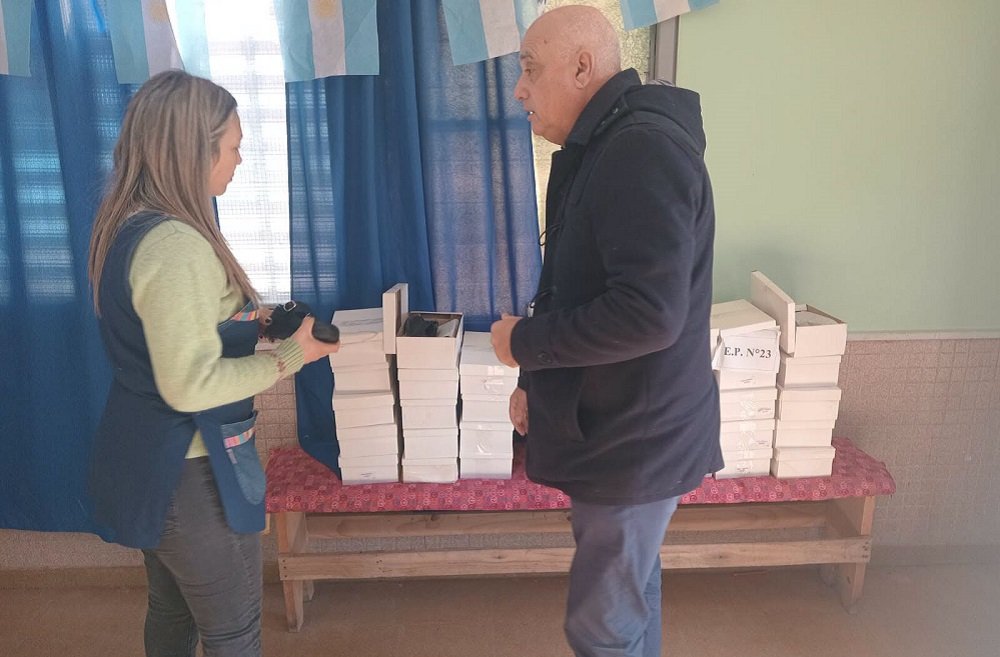 El municipio de José C. Paz entrega calzado a los alumnos de Jardines y Escuelas Primarias