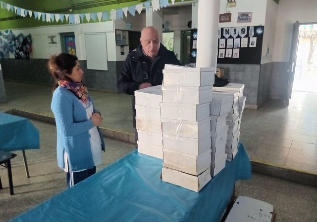 El municipio de José C. Paz entrega calzado a los alumnos de Jardines y Escuelas Primarias