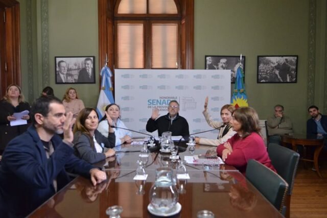 Con licencia en el municipio y el Senado, pero Valenzuela asumió la presidencia de una comisión