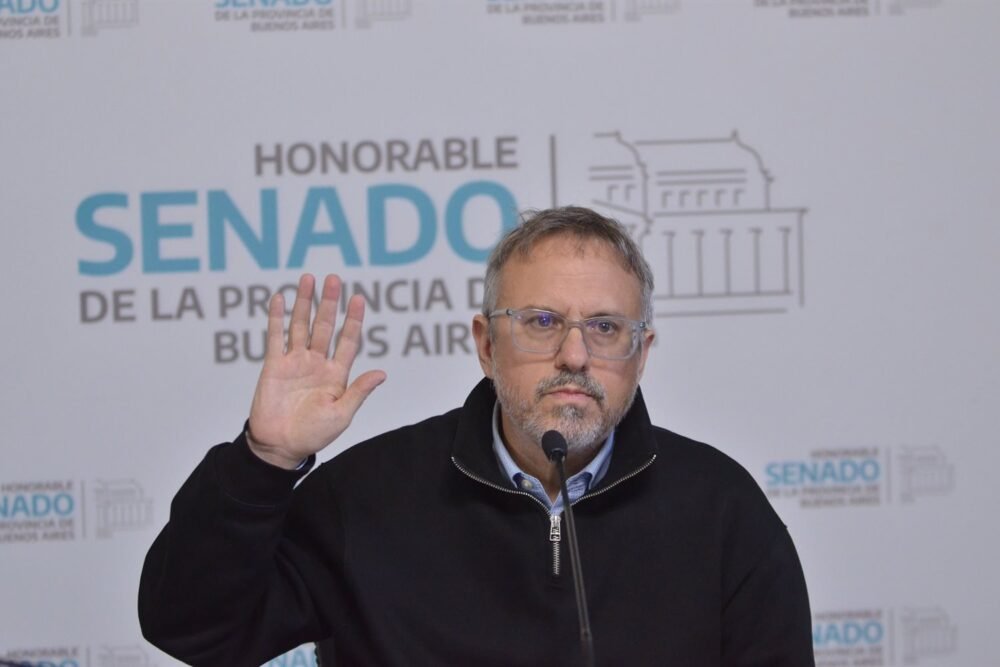 Con licencia en el municipio y el Senado, pero Valenzuela asumió la presidencia de una comisión