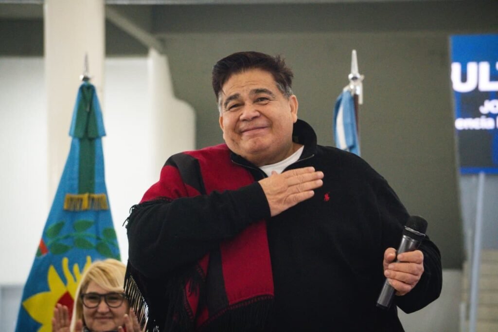 Mario Ishii entrego 5000 buzos de egresados 2026 a estudiantes de José C. Paz
