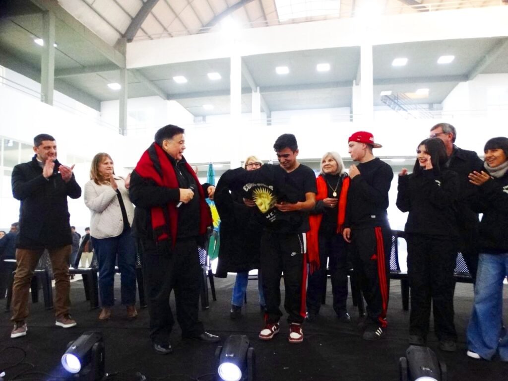 Mario Ishii entrego 5000 buzos de egresados 2026 a estudiantes de José C. Paz