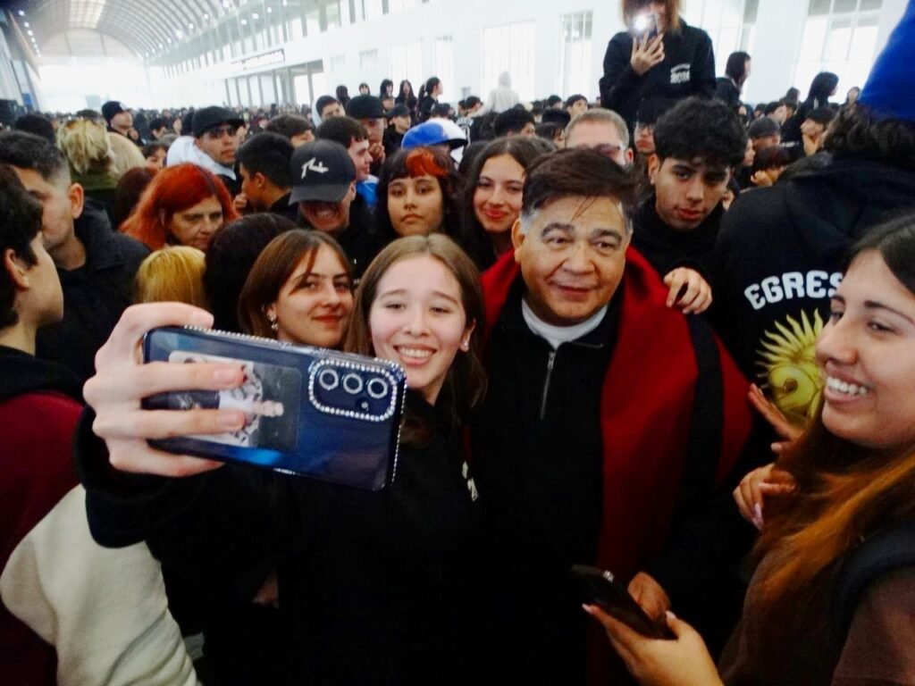 Mario Ishii entrego 5000 buzos de egresados 2026 a estudiantes de José C. Paz