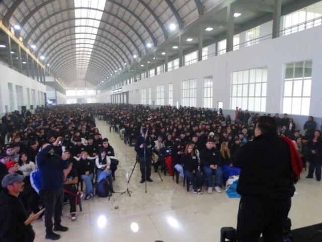 Mario Ishii entrego 5000 buzos de egresados 2026 a estudiantes de José C. Paz
