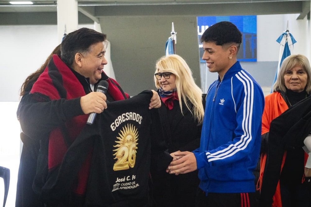 Mario Ishii entrego 5000 buzos de egresados 2026 a estudiantes de José C. Paz