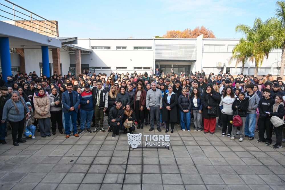 Con estudiantes y familias, Julio Zamora acompañó la presentación de las becas "Tigre Educa Secundario"