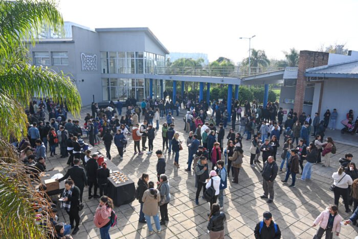 Con estudiantes y familias, Julio Zamora acompañó la presentación de las becas "Tigre Educa Secundario"