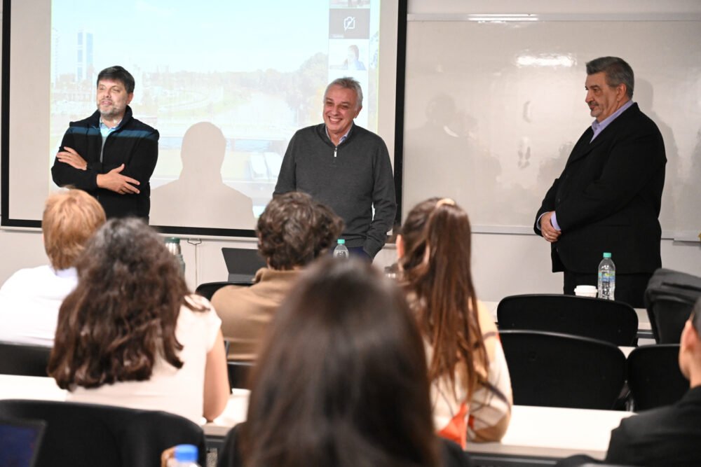 Julio Zamora participó en la UCA de una charla en gestión, liderazgo y desarrollo local