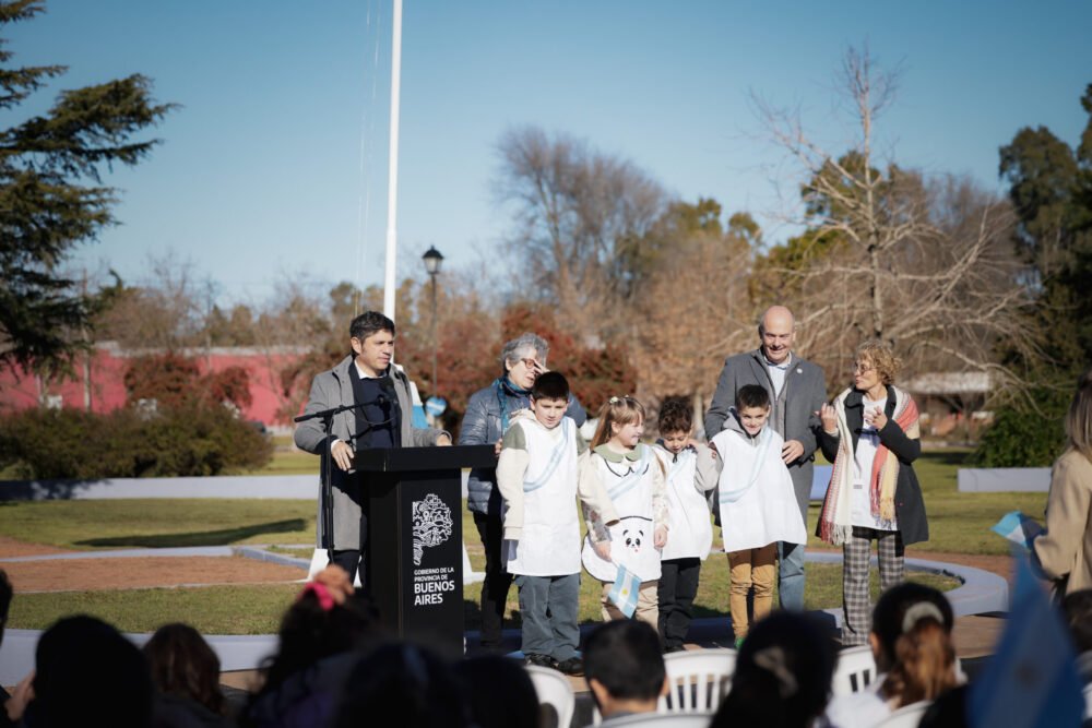 Kicillof encabezó la promesa a la bandera nacional de alumnos de la localidad rural de San Jorge