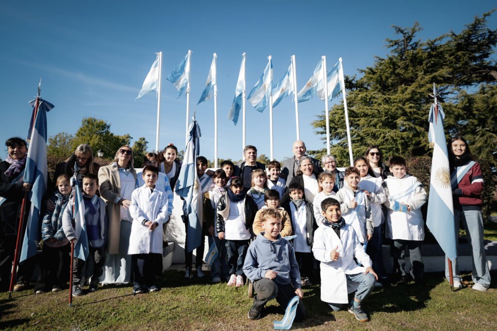 Kicillof encabezó la promesa a la bandera nacional de alumnos de la localidad rural de San Jorge
