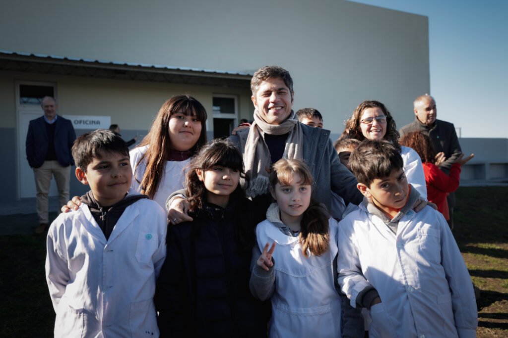 Kicillof encabezó la promesa a la bandera nacional de alumnos de la localidad rural de San Jorge