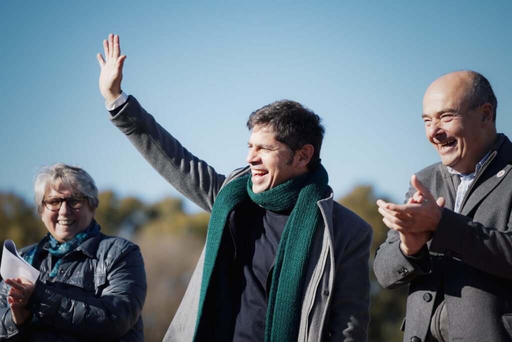 Kicillof encabezó la promesa a la bandera nacional de alumnos de la localidad rural de San Jorge