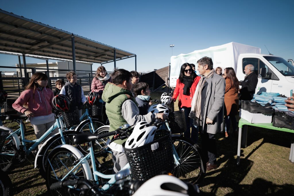 Kicillof encabezó la promesa a la bandera nacional de alumnos de la localidad rural de San Jorge