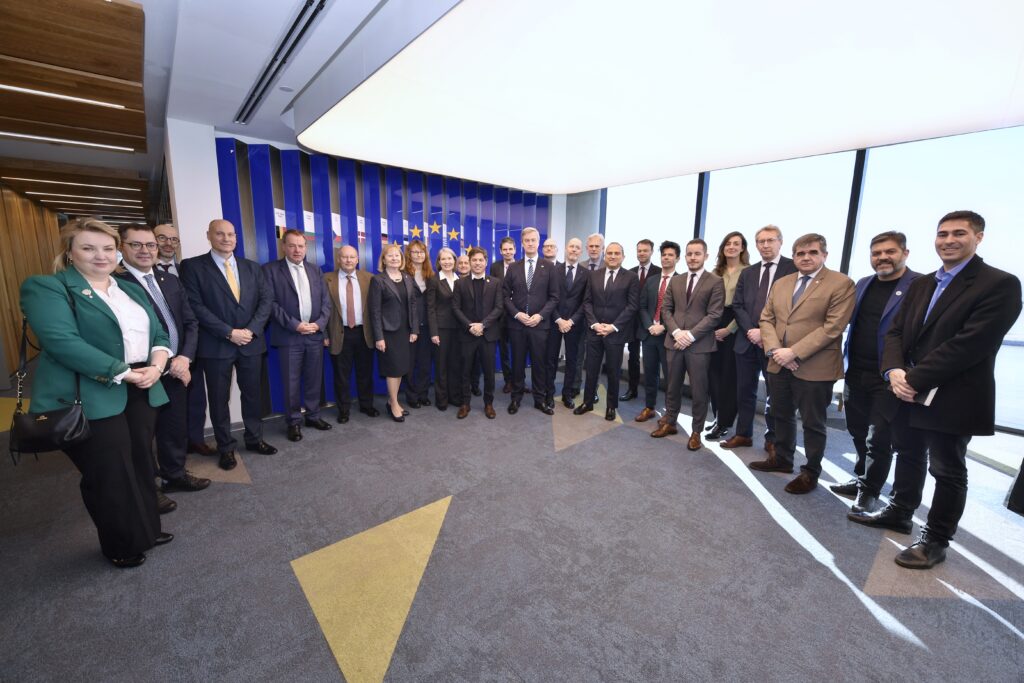 Kicillof se reunió con el embajador de la Unión Europea y representantes del bloque regional