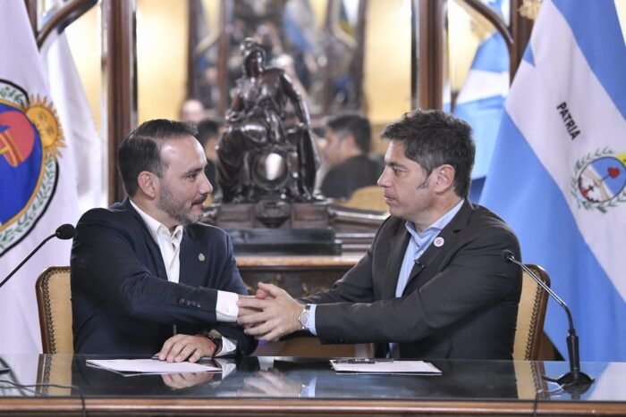 Kicillof suscribió convenios de cooperación con el gobernador Juan Pablo Valdés