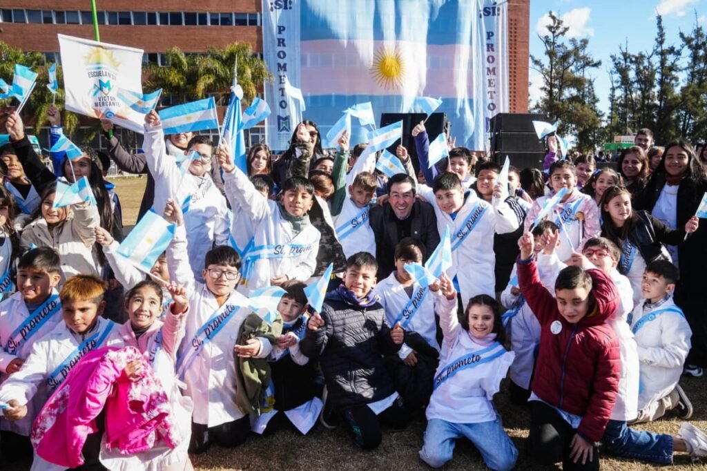 Leo Nardini acompañó a más de 4.500 estudiantes en la Promesa de Lealtad a la Bandera