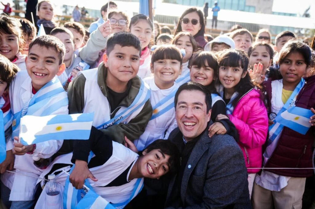 Leo Nardini acompañó a más de 4.500 estudiantes en la Promesa de Lealtad a la Bandera