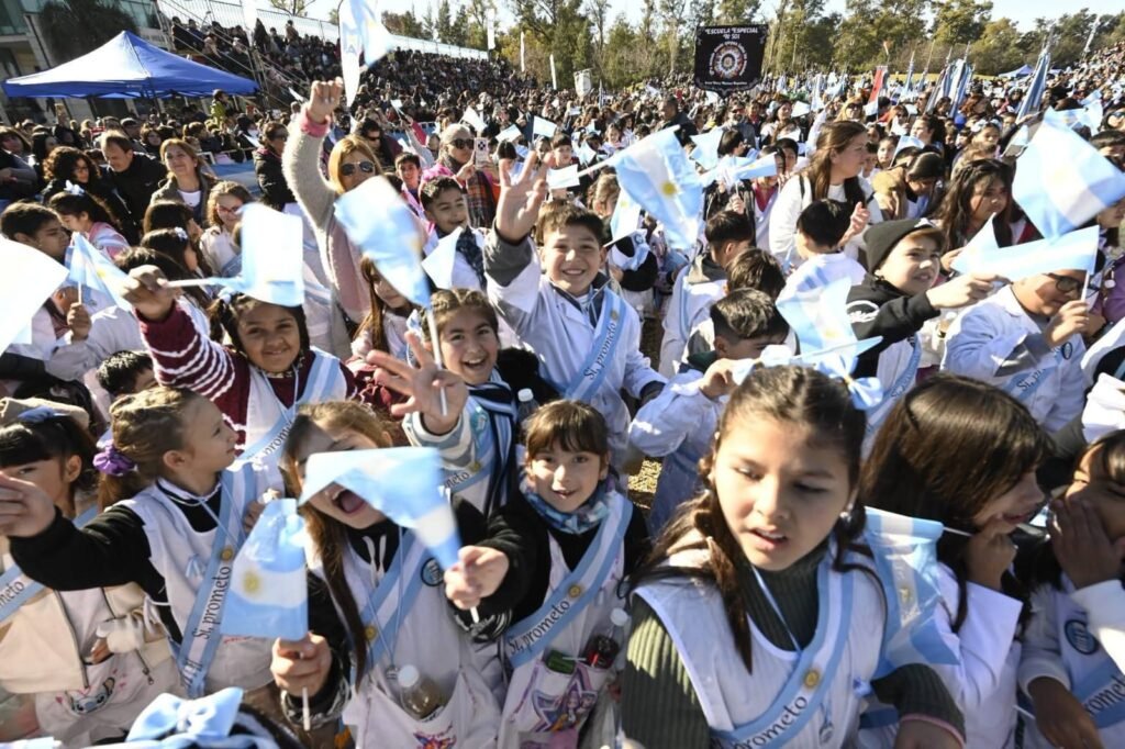 Leo Nardini acompañó a más de 4.500 estudiantes en la Promesa de Lealtad a la Bandera