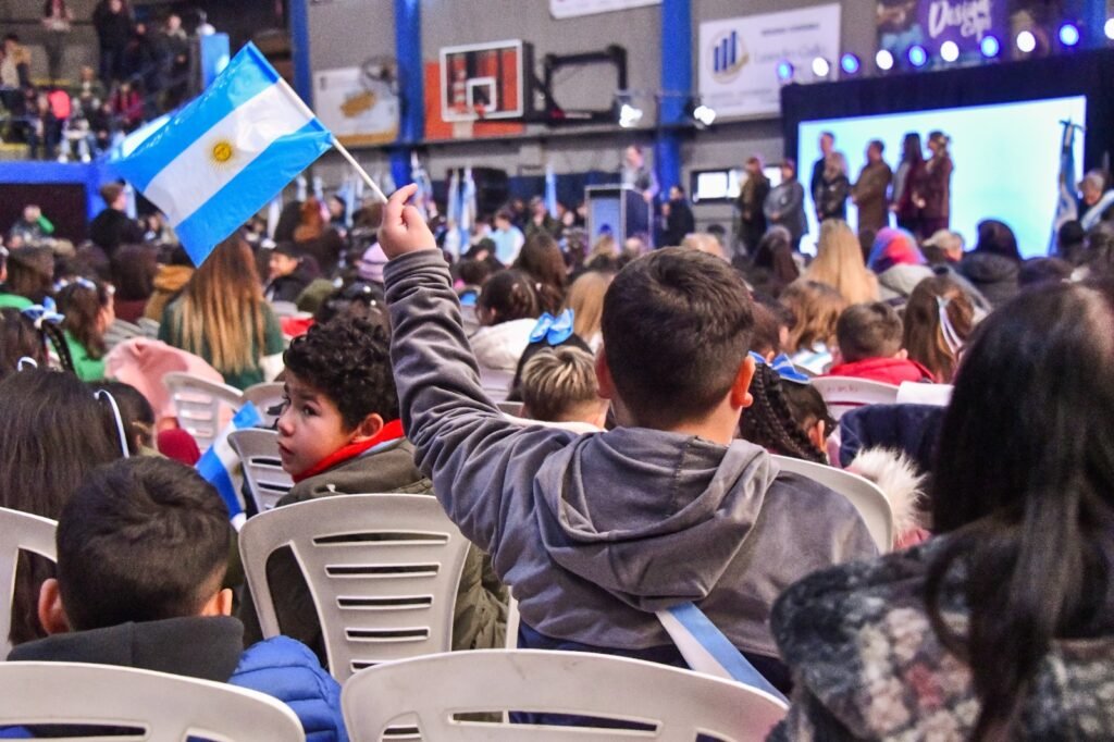 MÁS DE MIL ESTUDIANTES JURARON LEALTAD A LA BANDERA NACIONAL