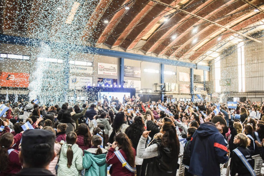 MÁS DE MIL ESTUDIANTES JURARON LEALTAD A LA BANDERA NACIONAL