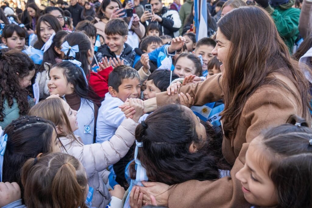 Mariel Fernández encabezó el acto de promesa de Lealtad a la Bandera junto a veteranos de Malvinas